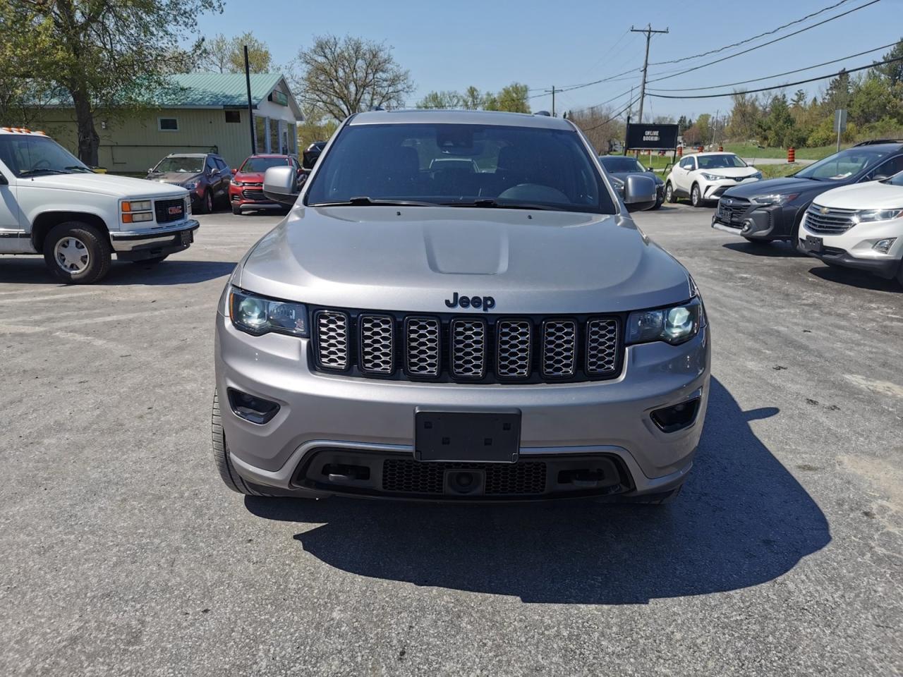 2021 Jeep Grand Cherokee Laredo - Photo #2
