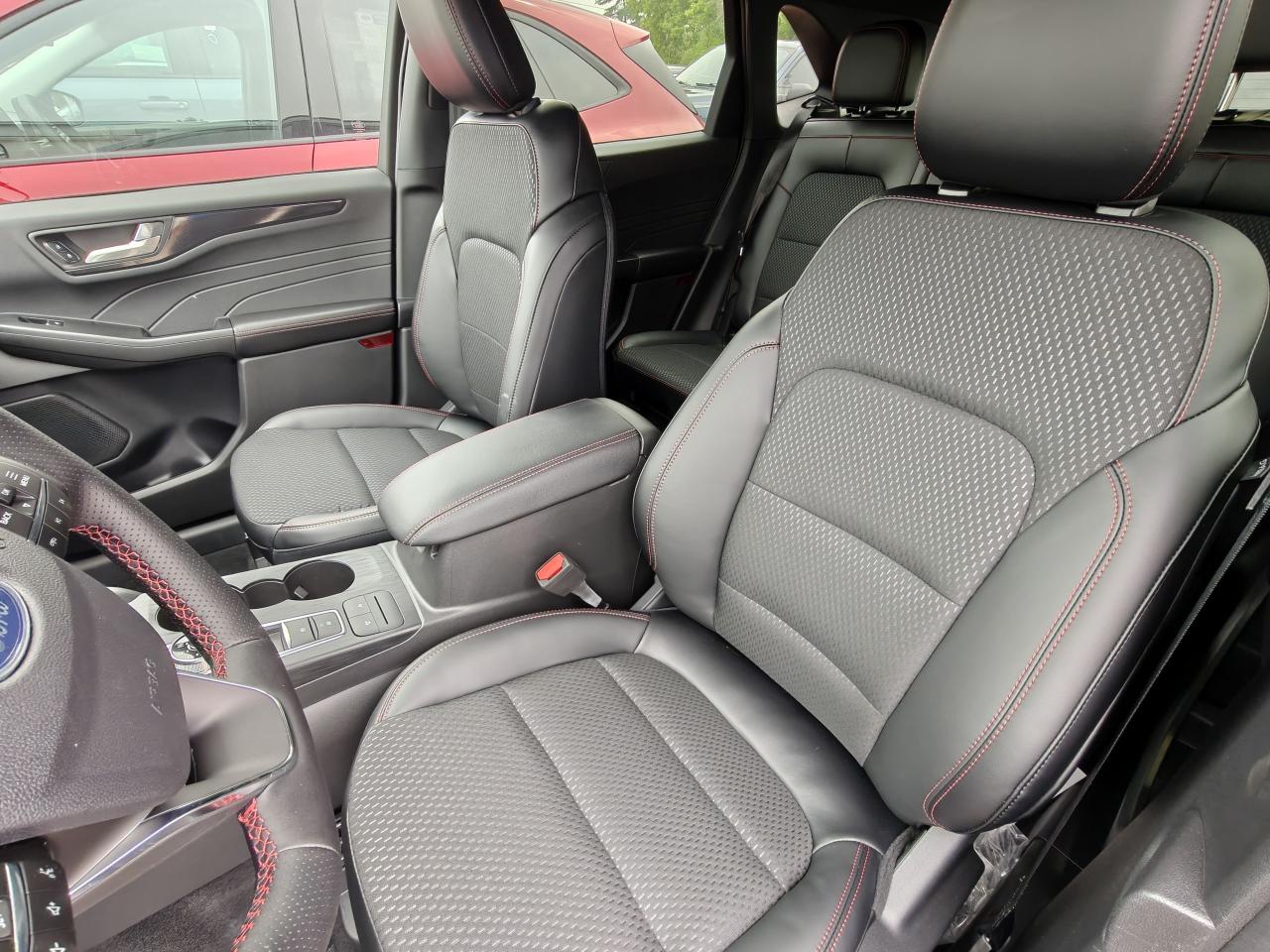 2025 Ford Escape ST-Line AWD Photo4