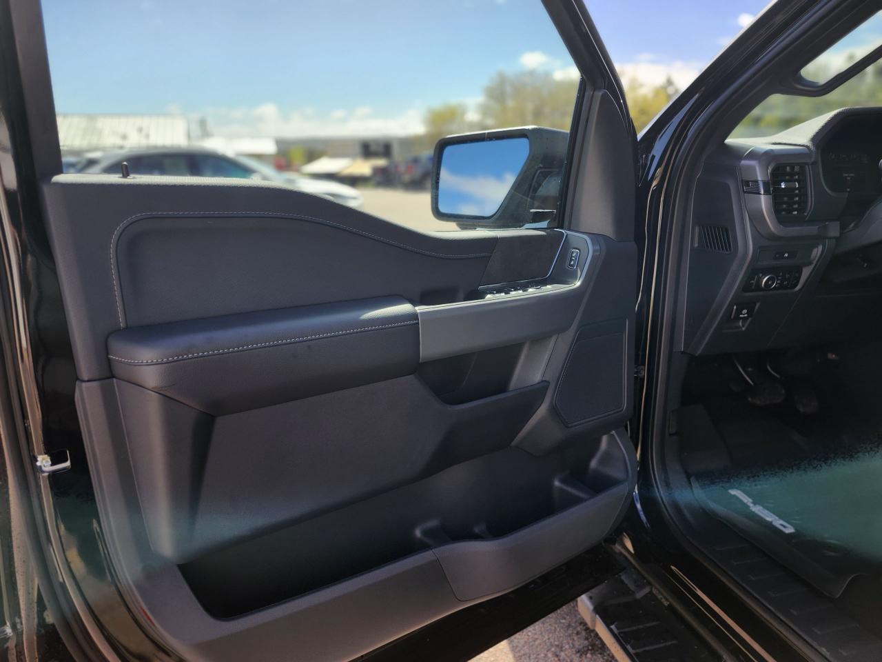 2025 Ford F-150 XLT 4WD SuperCrew 5.5' Box Photo5