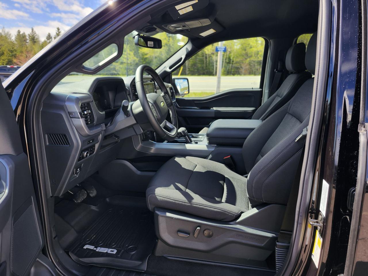2025 Ford F-150 XLT 4WD SuperCrew 5.5' Box Photo5