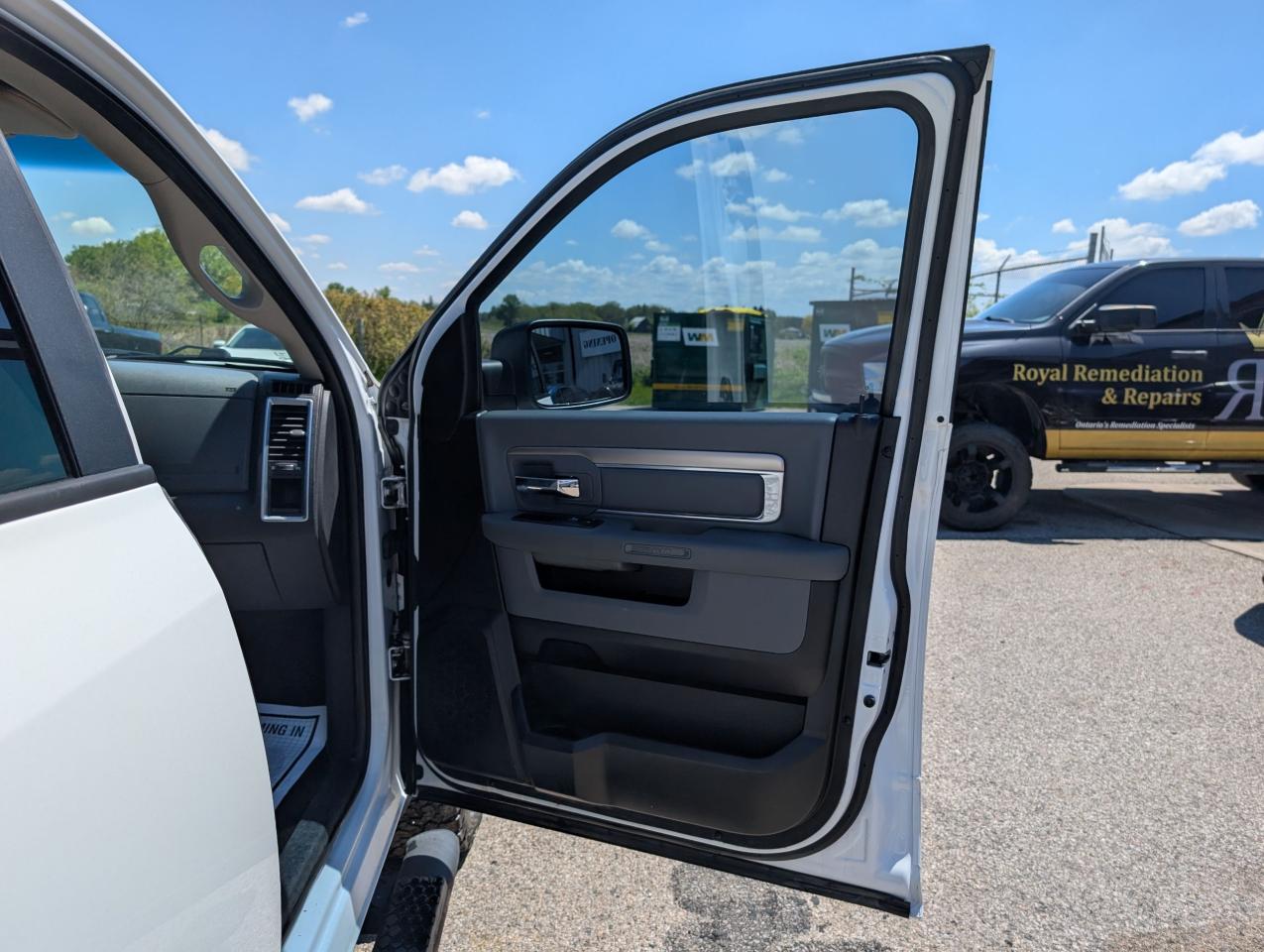 2017 RAM 1500 4WD CREW CAB 149" SLT - Photo #23