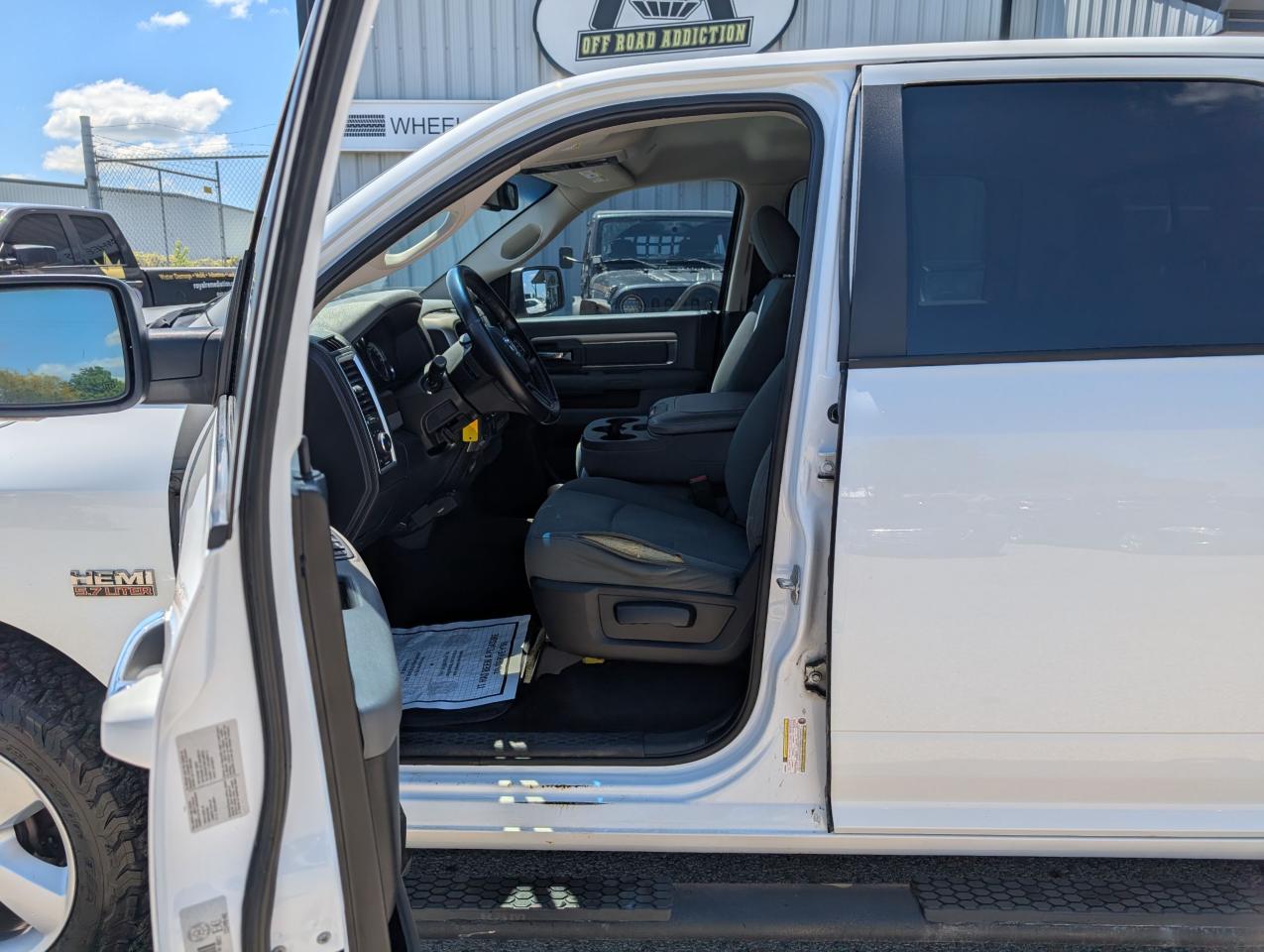 2017 RAM 1500 4WD CREW CAB 149" SLT - Photo #12