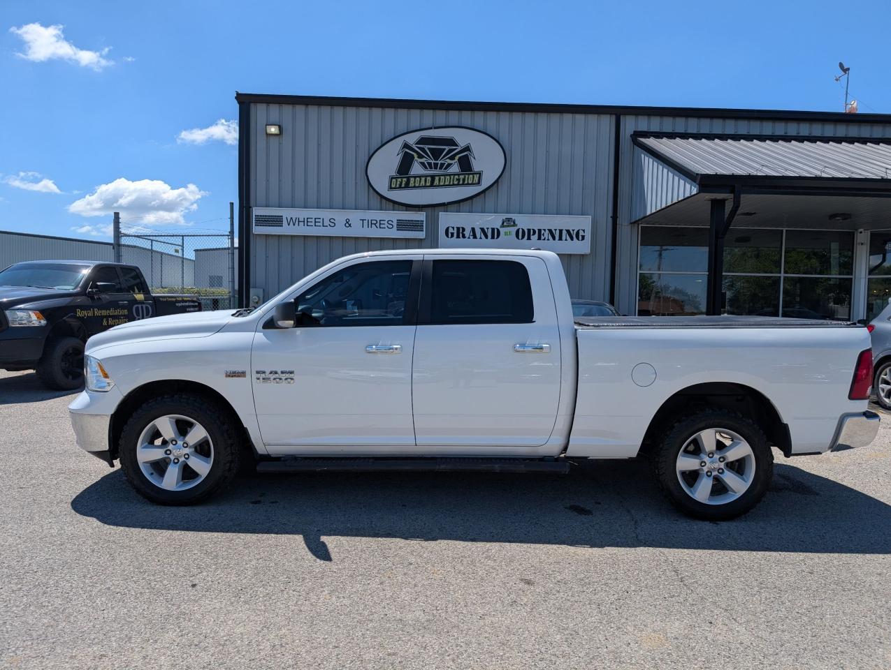 2017 RAM 1500 4WD CREW CAB 149" SLT - Photo #2