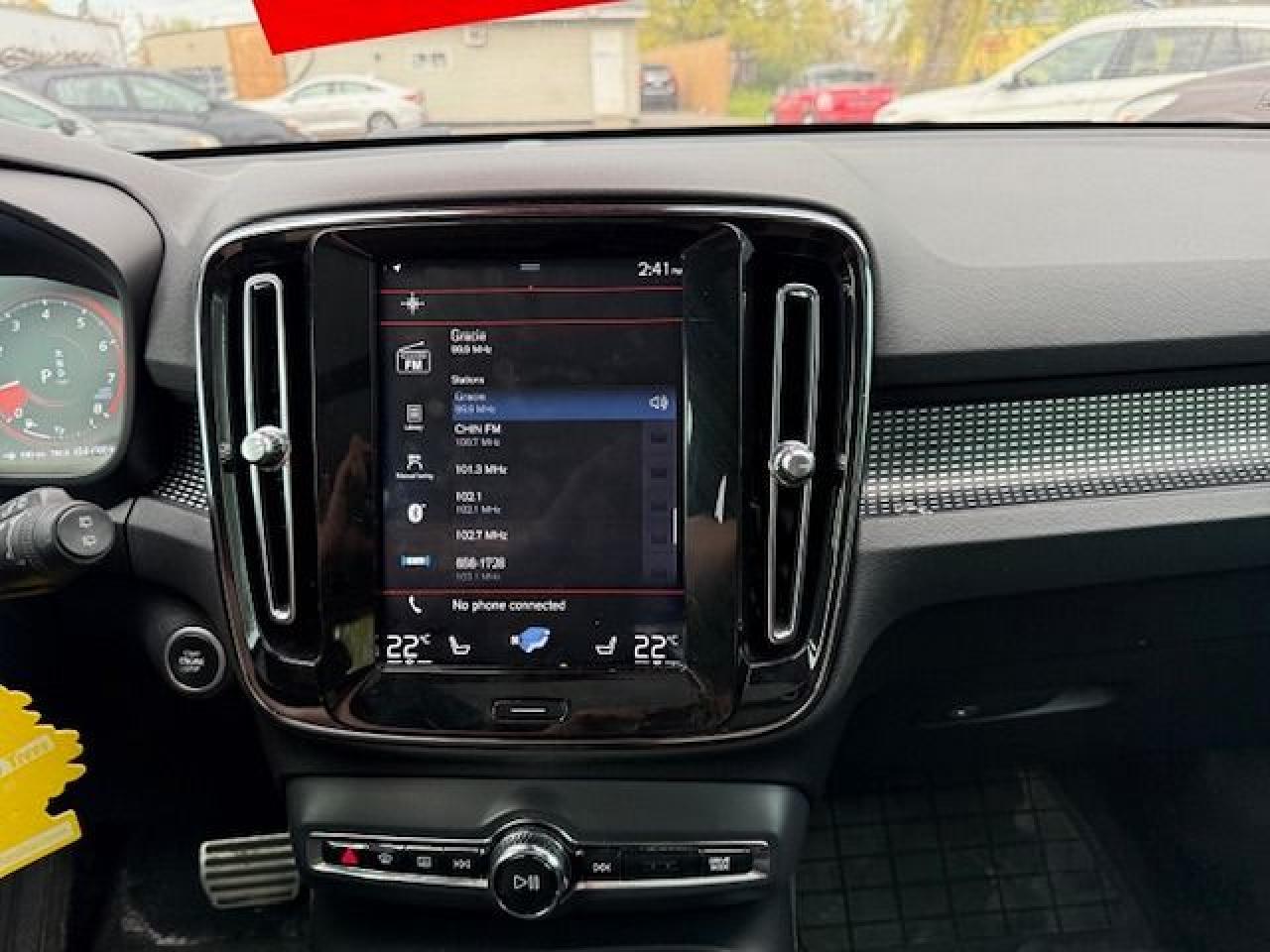 2020 Volvo XC40 R-Design - Photo #2
