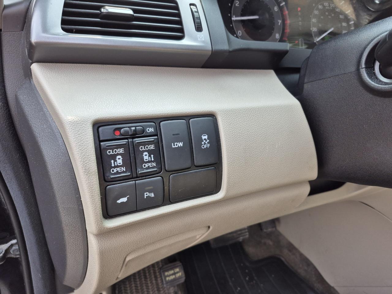 2014 Honda Odyssey Touring w/RES & Navi Photo12