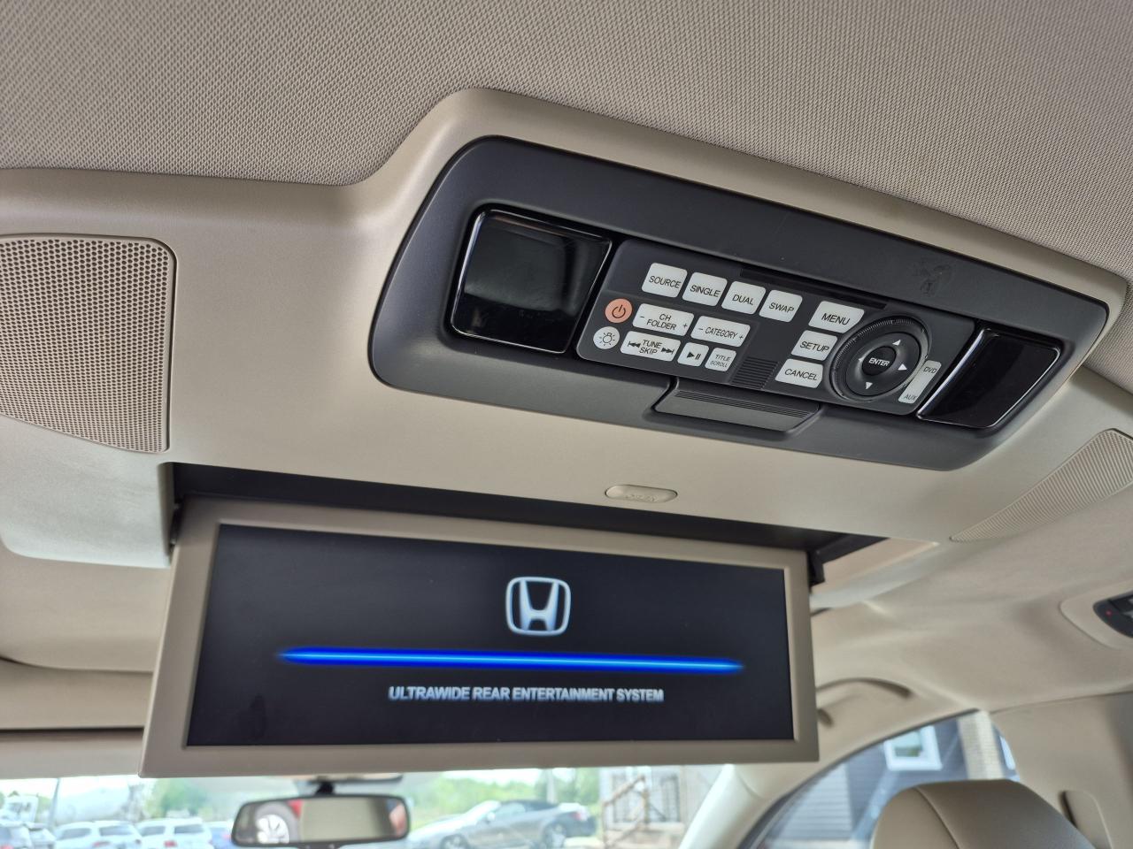 2014 Honda Odyssey Touring w/RES & Navi Photo16