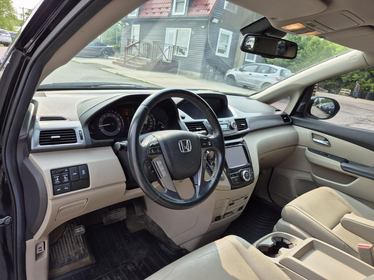 2014 Honda Odyssey Touring w/RES & Navi Photo11