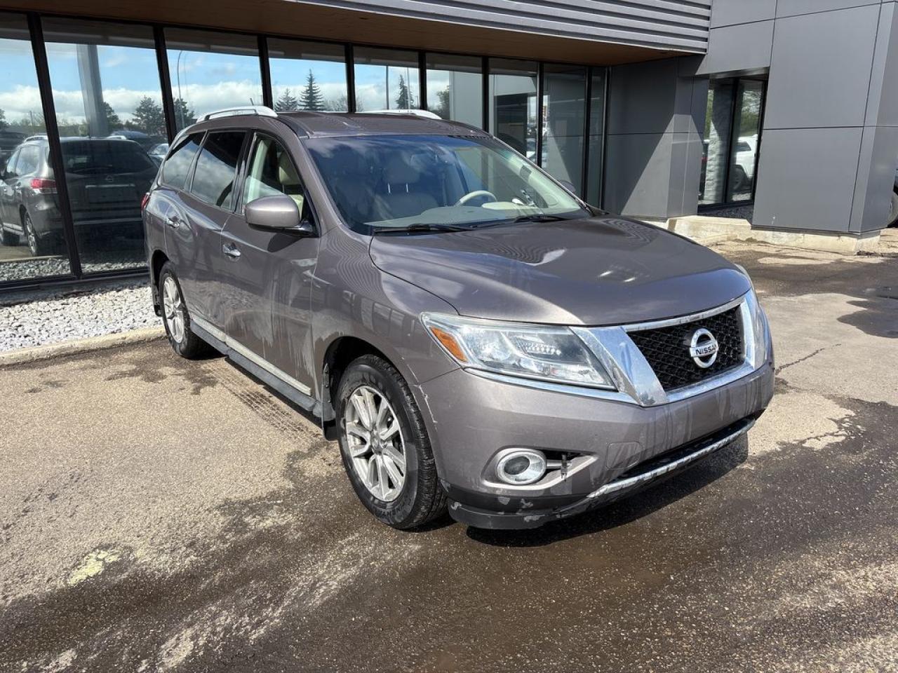 Used 2014 Nissan Pathfinder SL for sale in Sherwood Park, AB