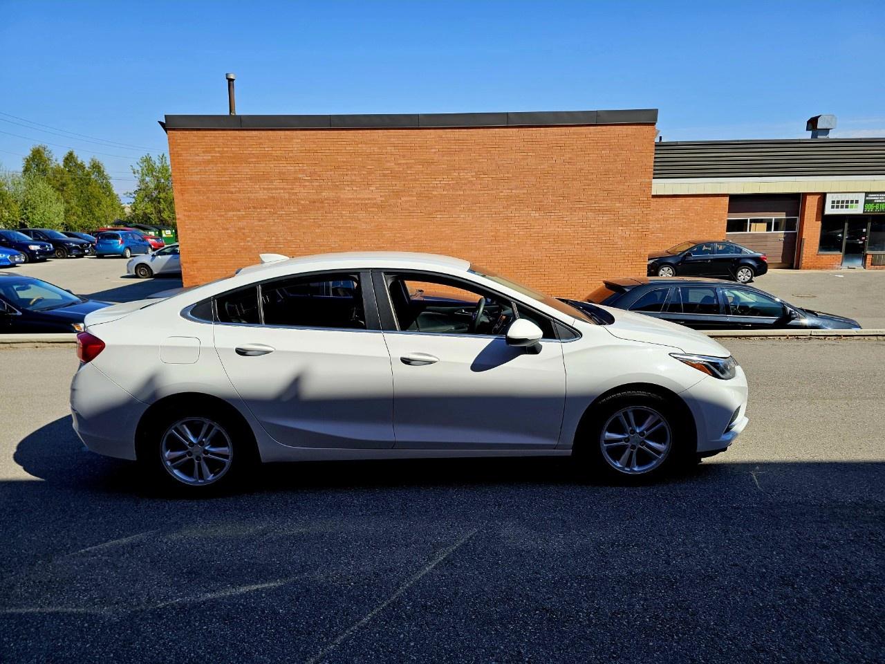 2017 Chevrolet Cruze Sedan LT (Automatic) Photo2