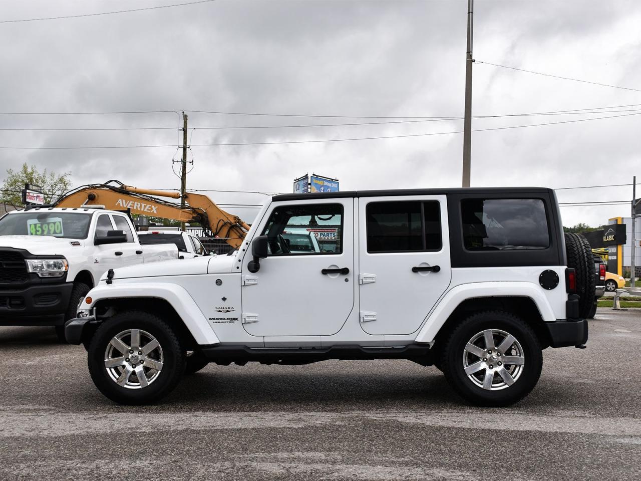 2018 Jeep Wrangler Sahara 4x4 ~Nav ~Heated Leather ~Bluetooth ~Alloys Photo3