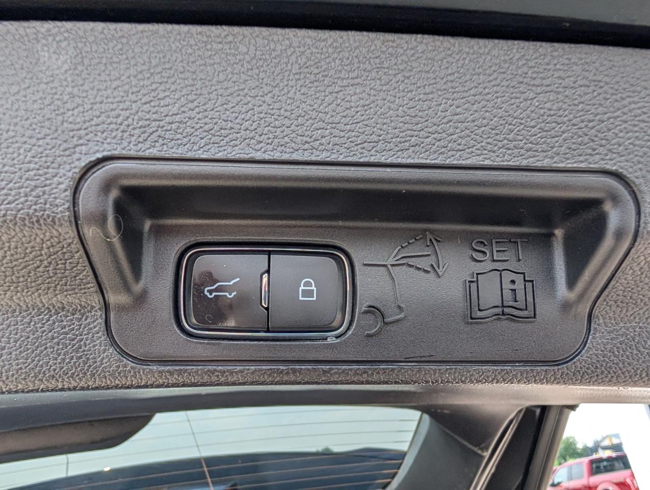 2020 Ford Explorer XLT Photo5