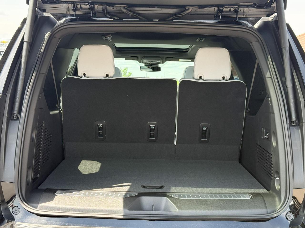 2025 Chevrolet Suburban Premier 3.0L DURAMAX WITH REMOTE START/ENTRY, SUNROOF, HEATED SEATS, HEATED STEERING WHEEL, VENTILATED SEATS, POWER LIFTGATE, BOSE SPEAKER SYSTEM, HD SURROUND VISION Photo