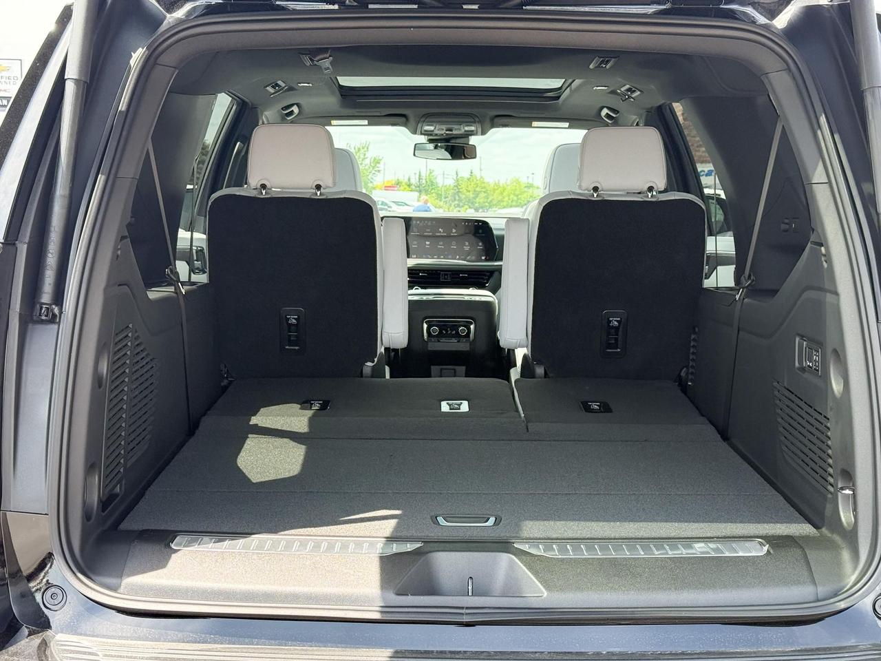 2025 Chevrolet Suburban Premier 3.0L DURAMAX WITH REMOTE START/ENTRY, SUNROOF, HEATED SEATS, HEATED STEERING WHEEL, VENTILATED SEATS, POWER LIFTGATE, BOSE SPEAKER SYSTEM, HD SURROUND VISION Photo