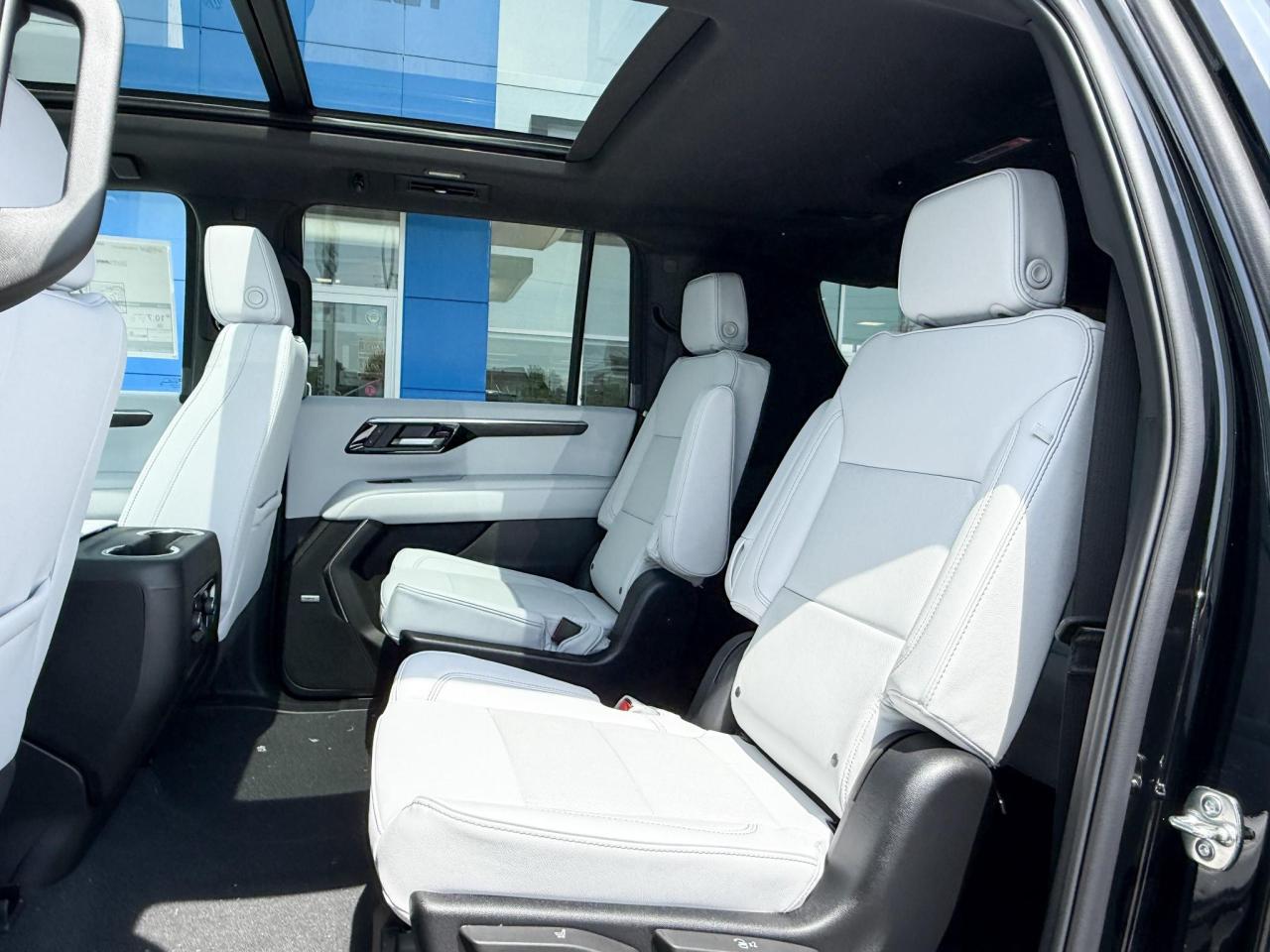 2025 Chevrolet Suburban Premier 3.0L DURAMAX WITH REMOTE START/ENTRY, SUNROOF, HEATED SEATS, HEATED STEERING WHEEL, VENTILATED SEATS, POWER LIFTGATE, BOSE SPEAKER SYSTEM, HD SURROUND VISION Photo