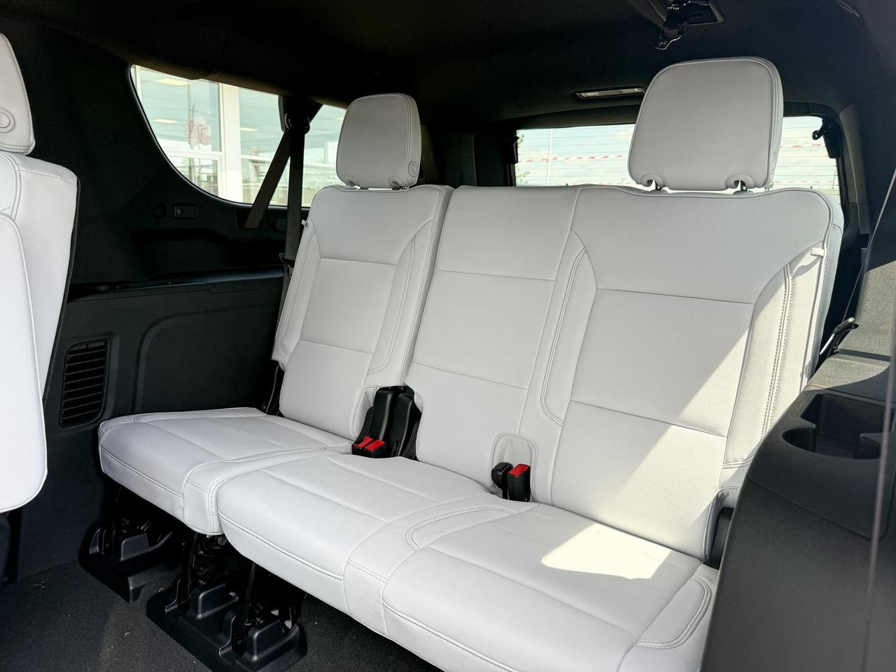 2025 Chevrolet Suburban Premier 3.0L DURAMAX WITH REMOTE START/ENTRY, SUNROOF, HEATED SEATS, HEATED STEERING WHEEL, VENTILATED SEATS, POWER LIFTGATE, BOSE SPEAKER SYSTEM, HD SURROUND VISION Photo