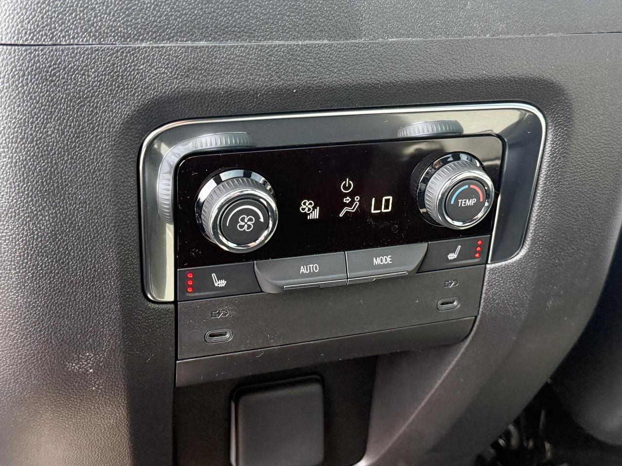 2025 Chevrolet Suburban Premier 3.0L DURAMAX WITH REMOTE START/ENTRY, SUNROOF, HEATED SEATS, HEATED STEERING WHEEL, VENTILATED SEATS, POWER LIFTGATE, BOSE SPEAKER SYSTEM, HD SURROUND VISION Photo