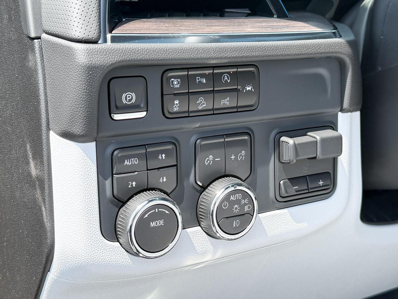 2025 Chevrolet Suburban Premier 3.0L DURAMAX WITH REMOTE START/ENTRY, SUNROOF, HEATED SEATS, HEATED STEERING WHEEL, VENTILATED SEATS, POWER LIFTGATE, BOSE SPEAKER SYSTEM, HD SURROUND VISION Photo