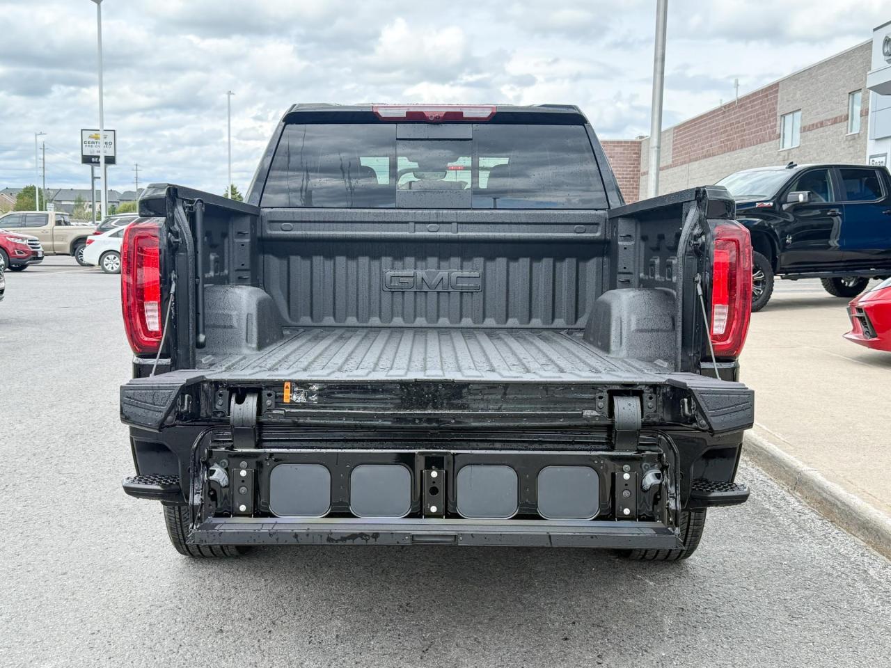 2025 GMC Sierra 1500 Denali Ultimate 6.2L V8 WITH REMOTE START/ENTRY, HEATED SEATS, HEATED STEERING WHEEL, VENTILATED/MASSAGE SEATS, SUNROOF, HD SURROUND VISION Photo