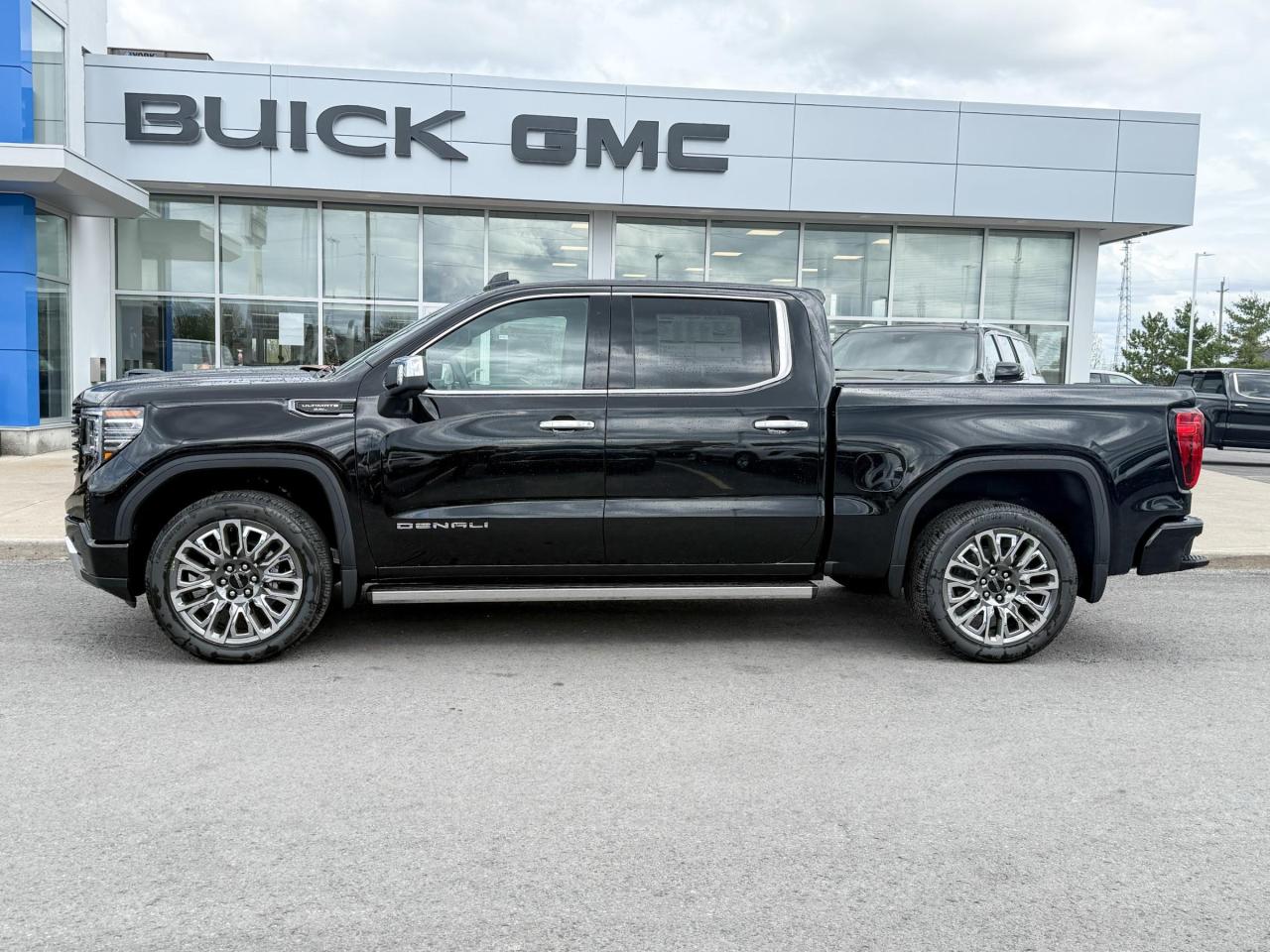 2025 GMC Sierra 1500 Denali Ultimate 6.2L V8 WITH REMOTE START/ENTRY, HEATED SEATS, HEATED STEERING WHEEL, VENTILATED/MASSAGE SEATS, SUNROOF, HD SURROUND VISION Photo