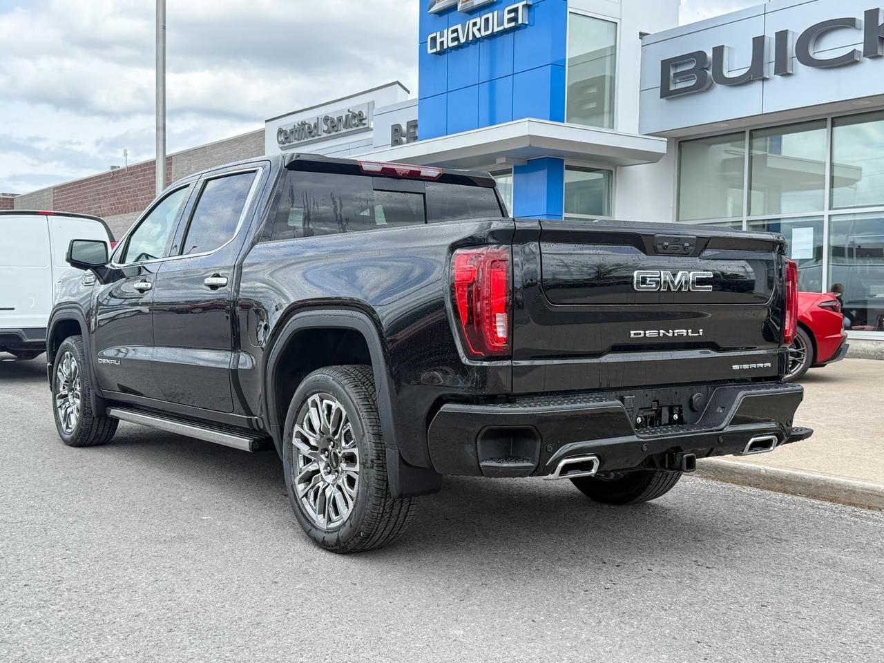 2025 GMC Sierra 1500 Denali Ultimate 6.2L V8 WITH REMOTE START/ENTRY, HEATED SEATS, HEATED STEERING WHEEL, VENTILATED/MASSAGE SEATS, SUNROOF, HD SURROUND VISION Photo