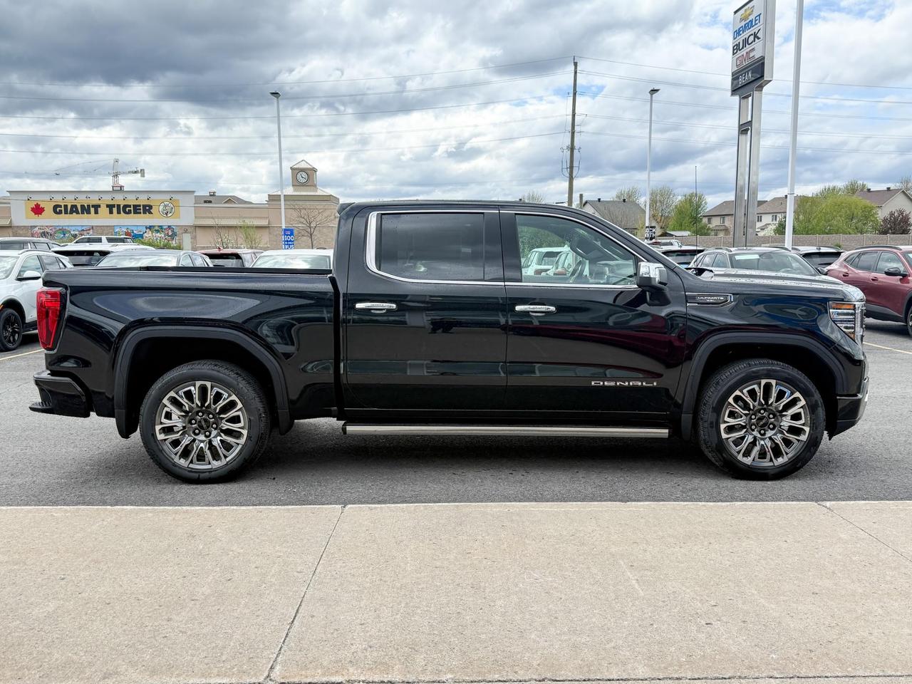 2025 GMC Sierra 1500 Denali Ultimate 6.2L V8 WITH REMOTE START/ENTRY, HEATED SEATS, HEATED STEERING WHEEL, VENTILATED/MASSAGE SEATS, SUNROOF, HD SURROUND VISION Photo