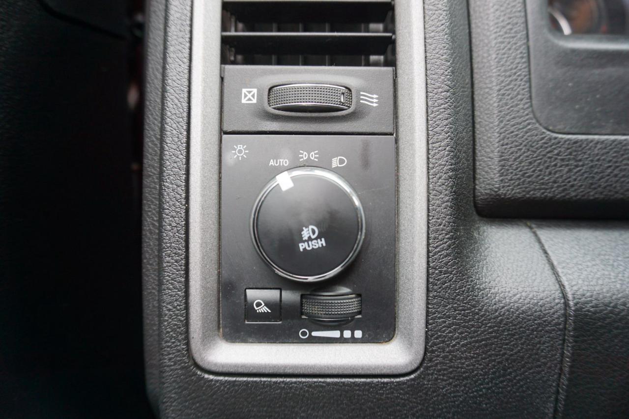 2021 RAM 1500 Classic V8 TRADESMAN CREW HEMI 4WD *1 OWNER*ACCIDENT FREE* CAMERA BLUETOOTH HEATED SEATS CRUISE ALLOYS - Photo #26