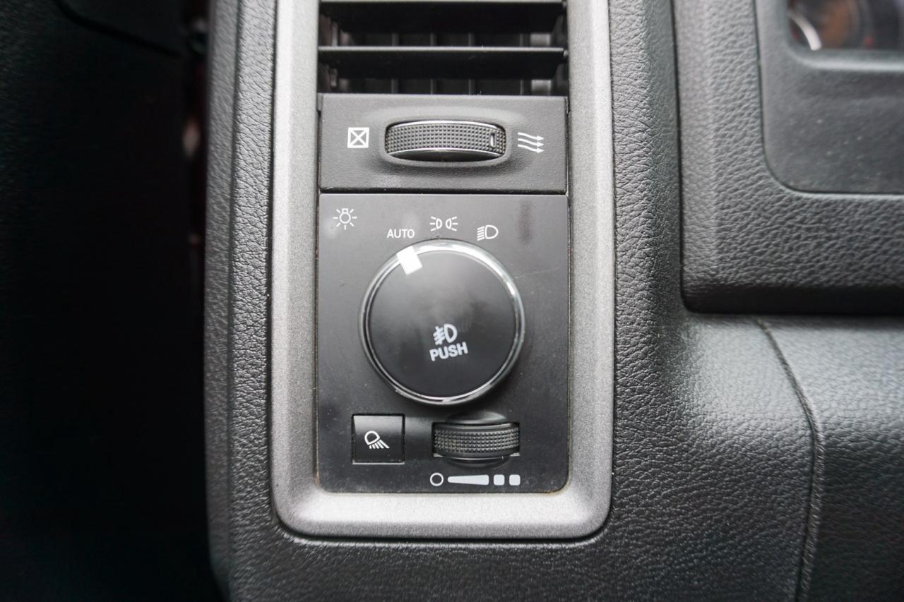 2021 RAM 1500 Classic V8 TRADESMAN CREW HEMI 4WD *1 OWNER*ACCIDENT FREE* CAMERA BLUETOOTH HEATED SEATS CRUISE ALLOYS - Photo #26