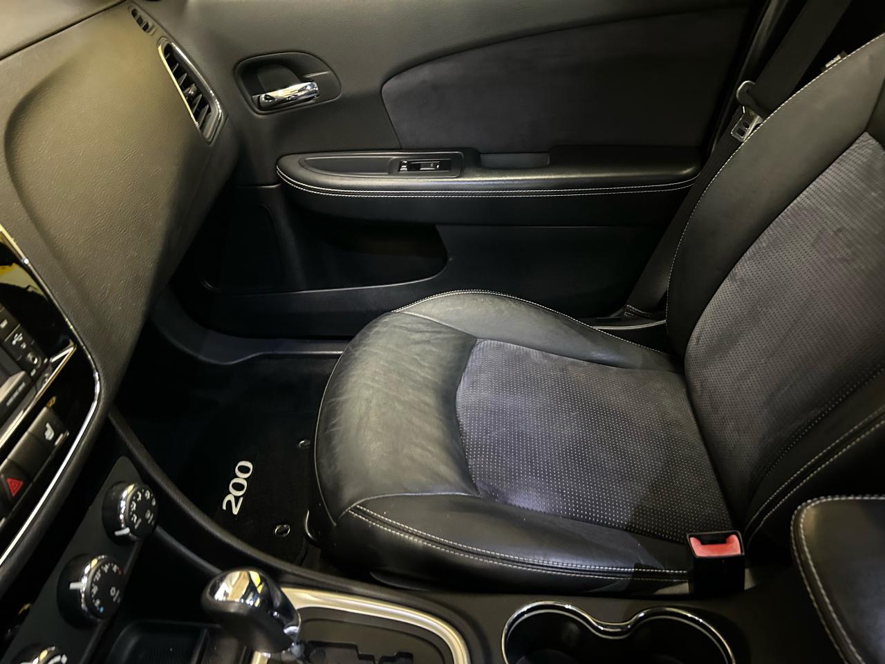 2012 Chrysler 200 S - Photo #10