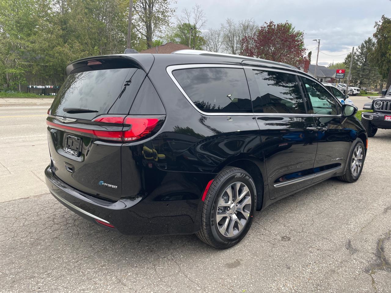 2024 Chrysler Pacifica Hybrid Pinnacle Hybrid Photo2