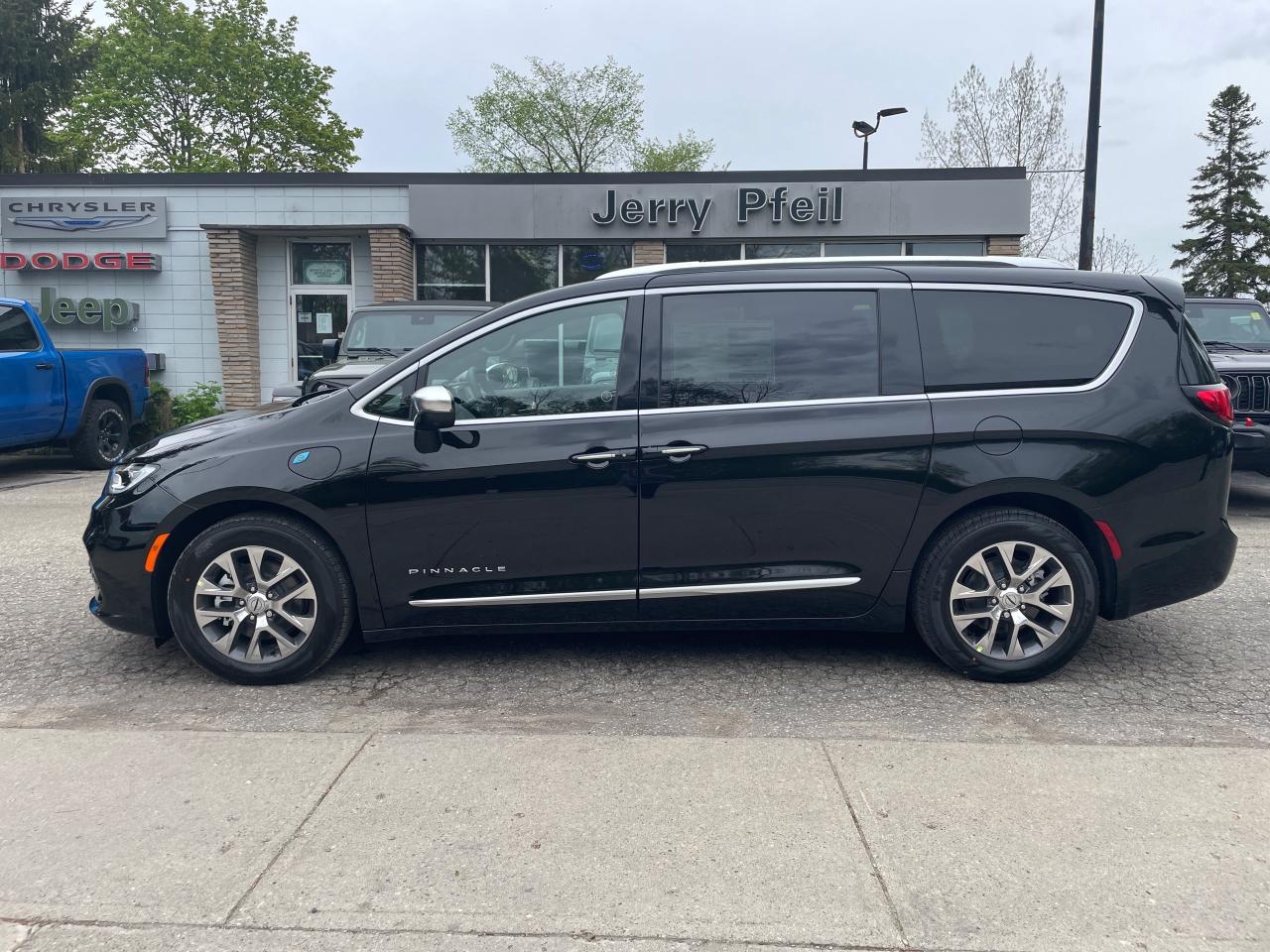 2024 Chrysler Pacifica Hybrid Pinnacle Hybrid Photo4