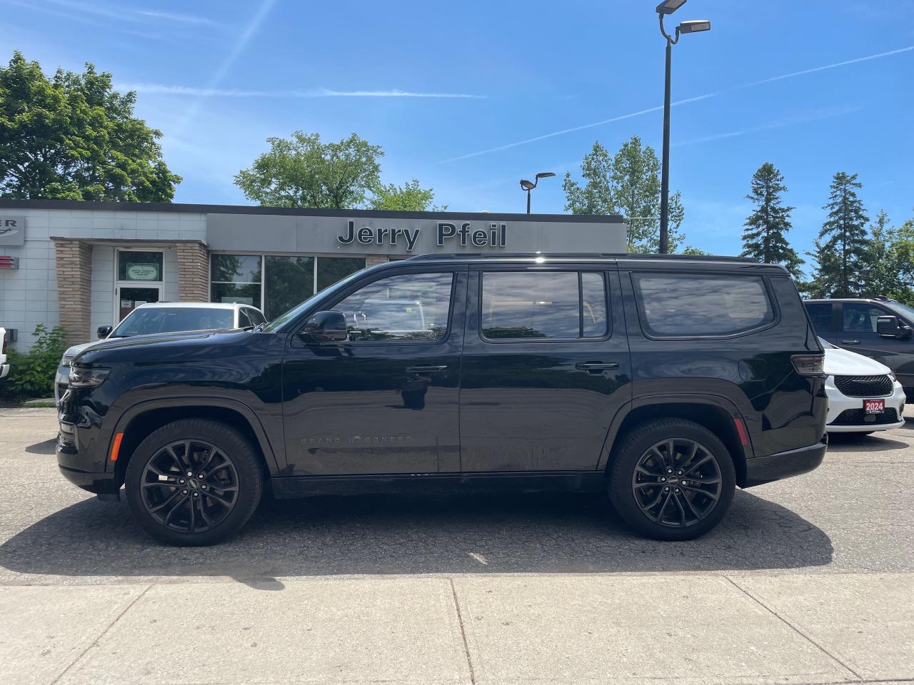 2023 Jeep Grand Wagoneer Series II OBSIDIAN - SUNROOF - 6.4 HEMI Photo4