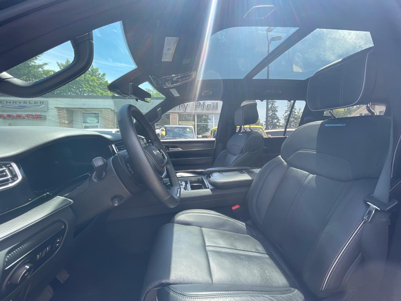 2023 Jeep Grand Wagoneer Series II SUN ROOF! LOW KMS! LEATHER INTERIOR! Photo