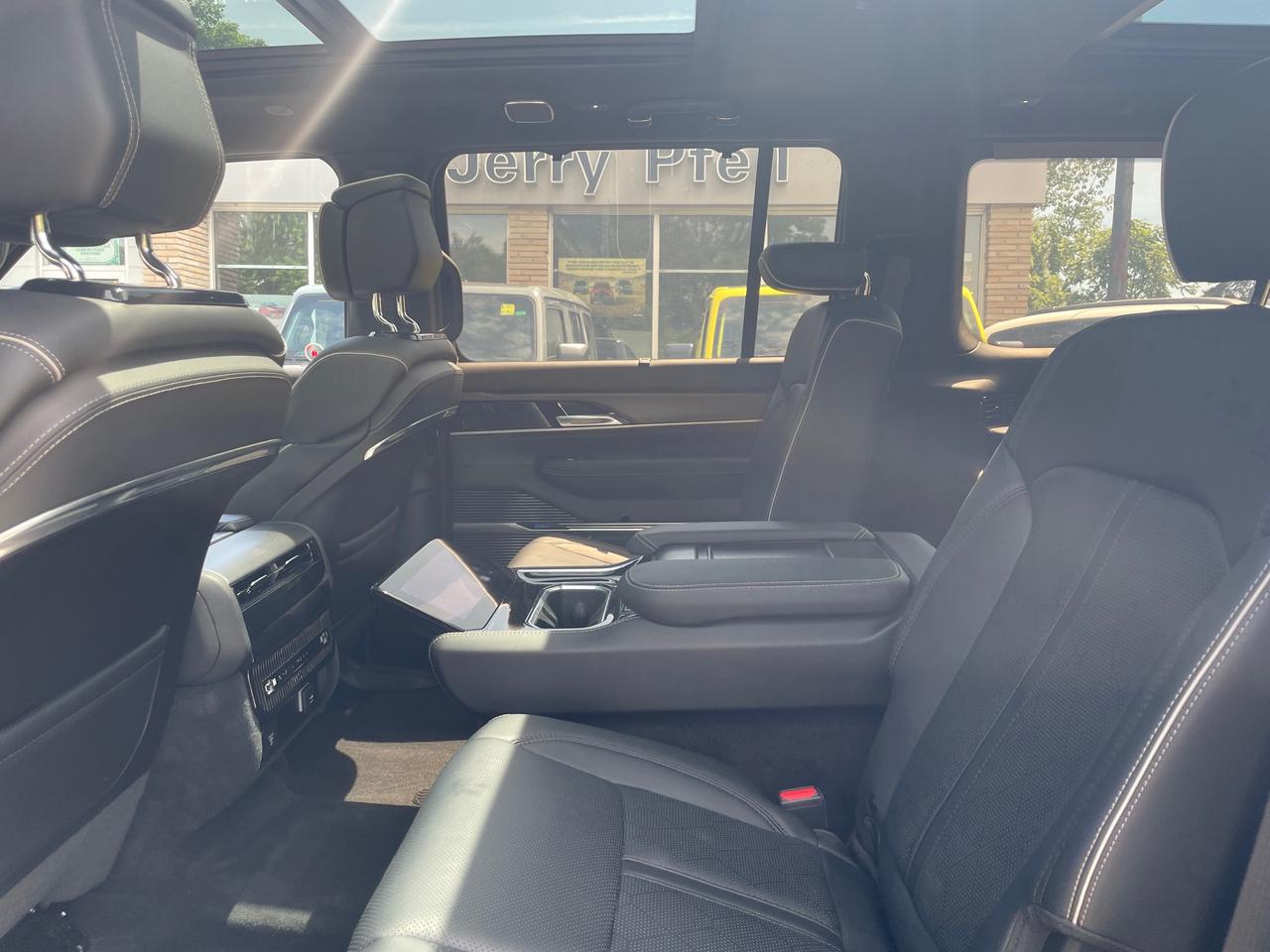 2023 Jeep Grand Wagoneer Series II SUN ROOF! LOW KMS! LEATHER INTERIOR! Photo