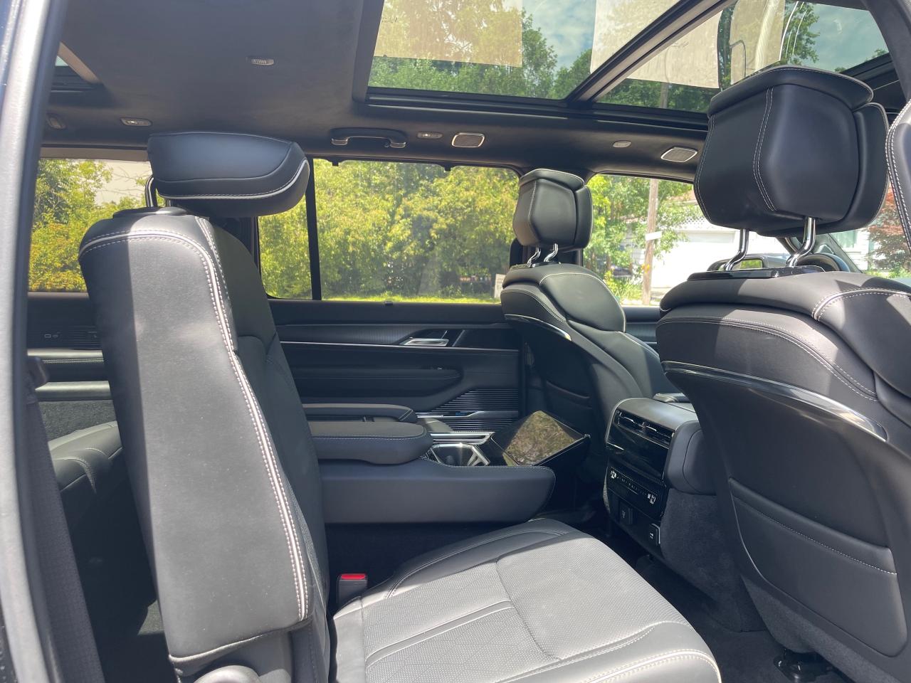 2023 Jeep Grand Wagoneer Series II SUN ROOF! LOW KMS! LEATHER INTERIOR! Photo