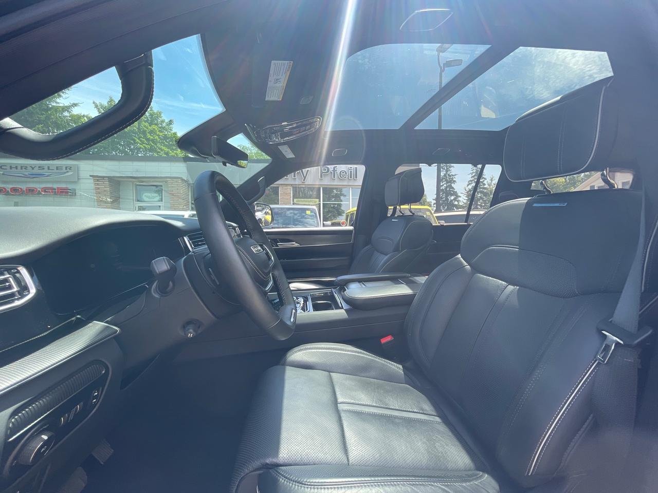 2023 Jeep Grand Wagoneer Series II SUN ROOF! LOW KMS! LEATHER INTERIOR! Photo
