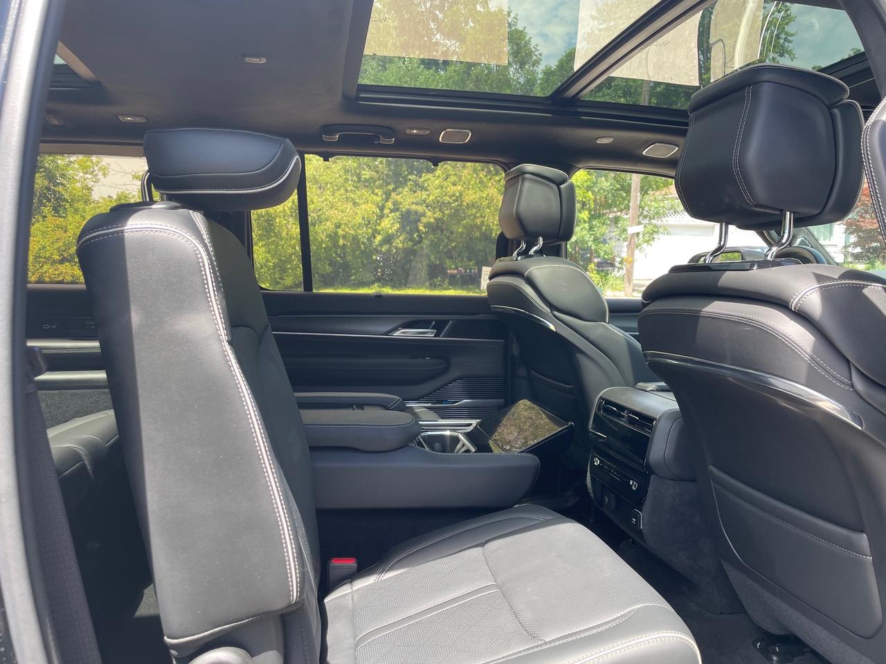 2023 Jeep Grand Wagoneer Series II SUN ROOF! LOW KMS! LEATHER INTERIOR! Photo