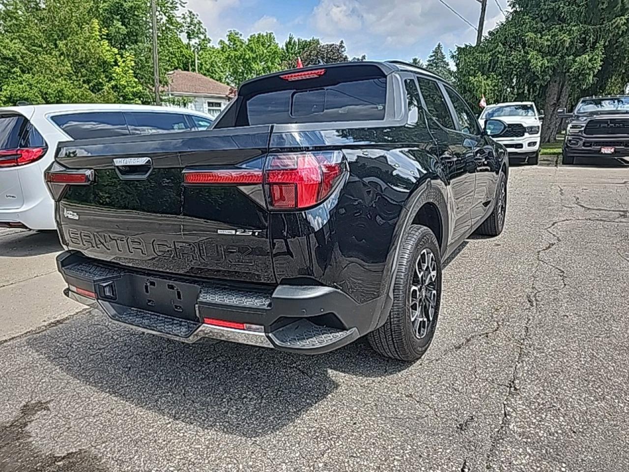 2024 Hyundai Santa Cruz Preferred Super low kms Photo2