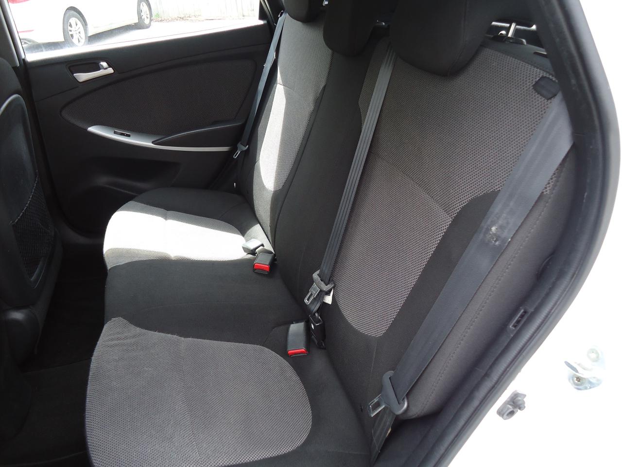 2014 Hyundai Accent 5DR HB AUTO GL Photo4