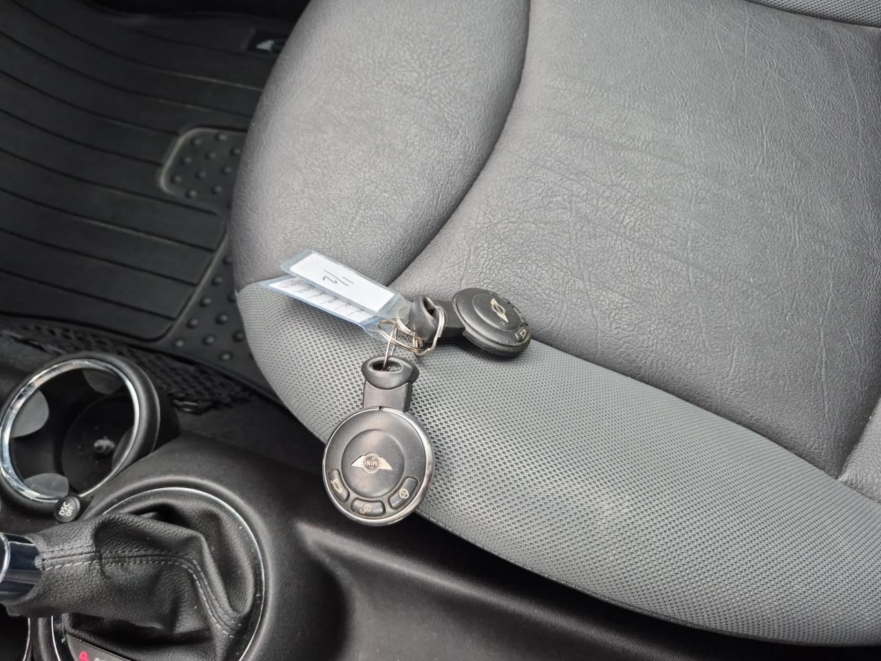 2010 MINI Cooper  - Photo #11