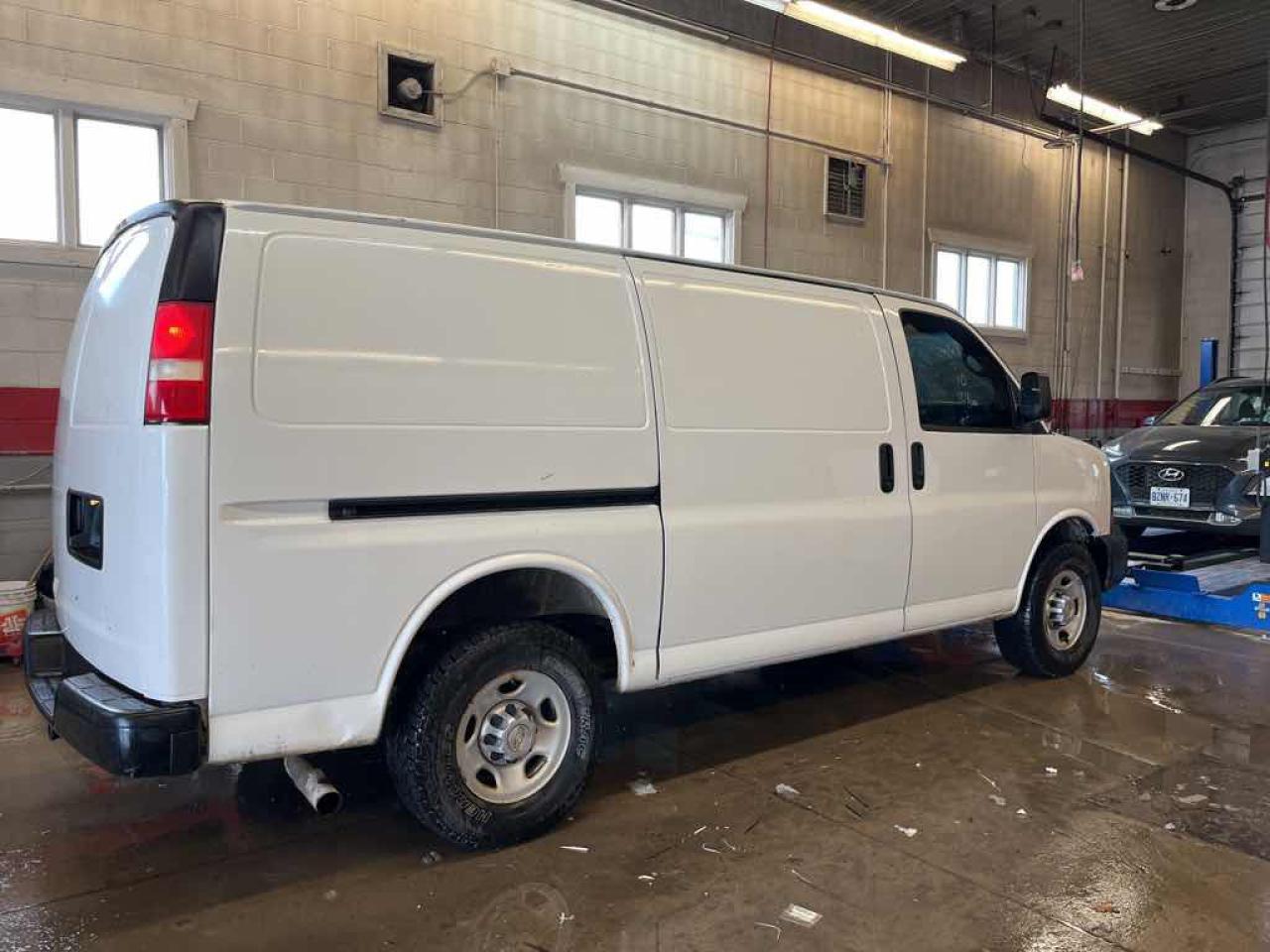 2010 Chevrolet Express G2500 - Photo #4