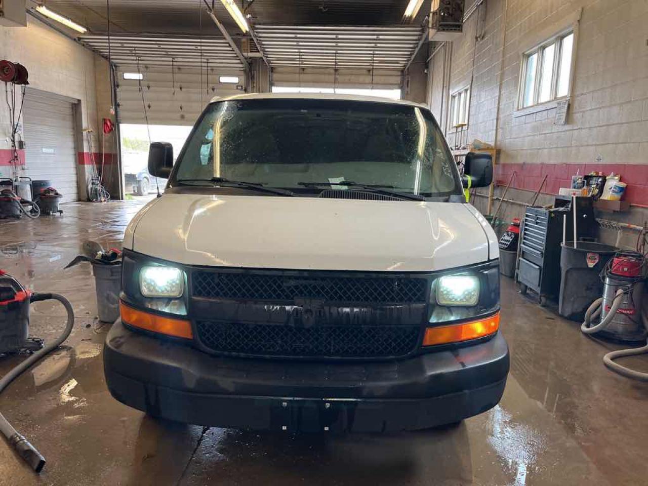2010 Chevrolet Express G2500 - Photo #2