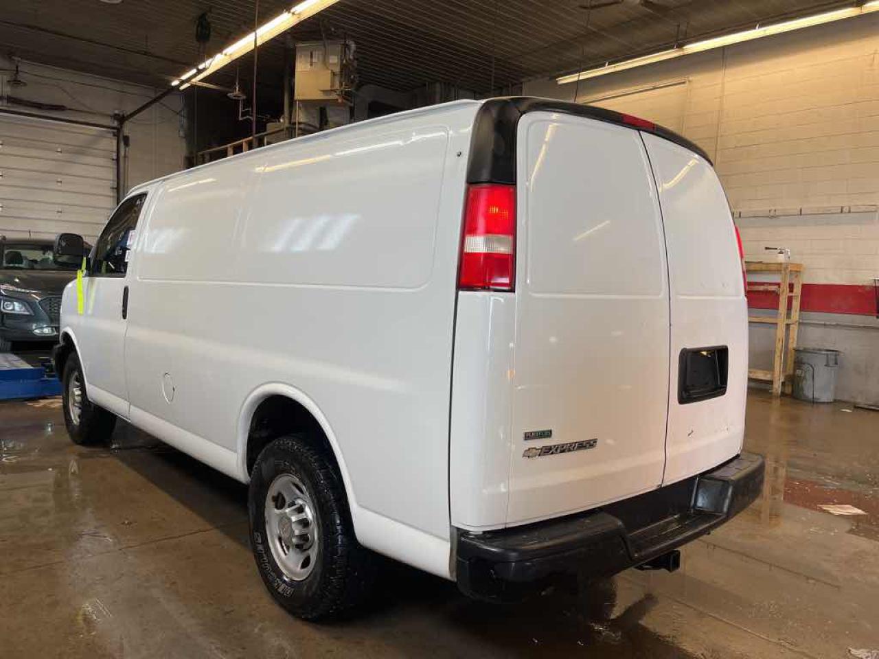 2010 Chevrolet Express G2500 - Photo #6