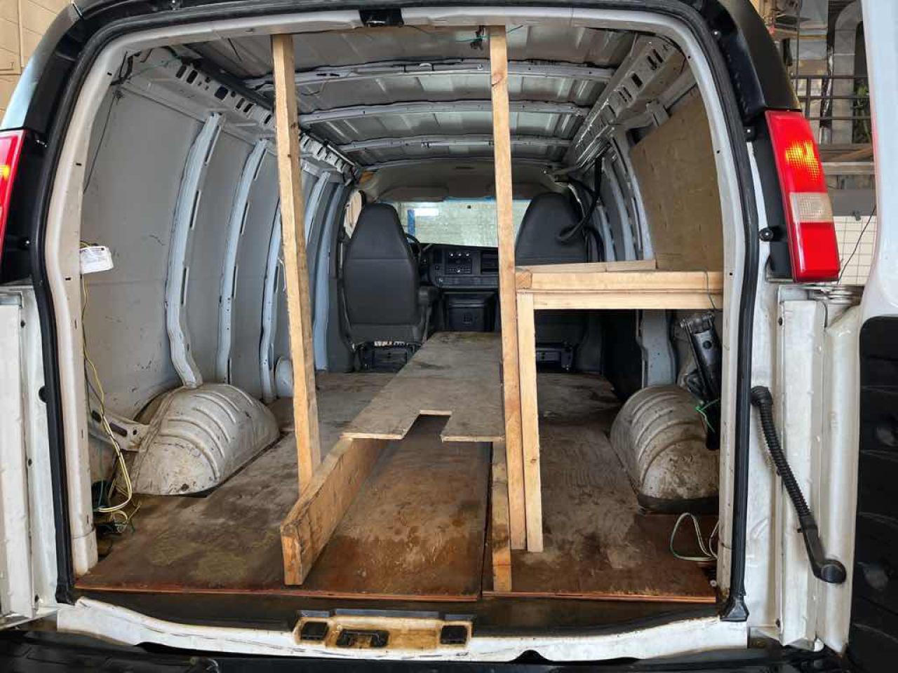 2010 Chevrolet Express G2500 - Photo #12