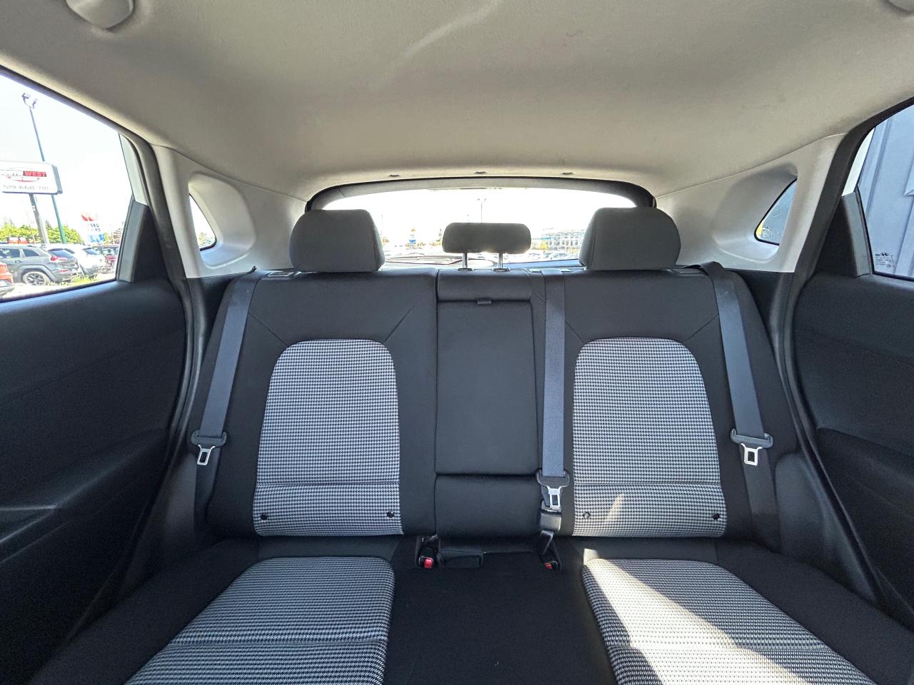 2019 Hyundai KONA 2.0L FWD w/Two-Tone Roof - Photo #17