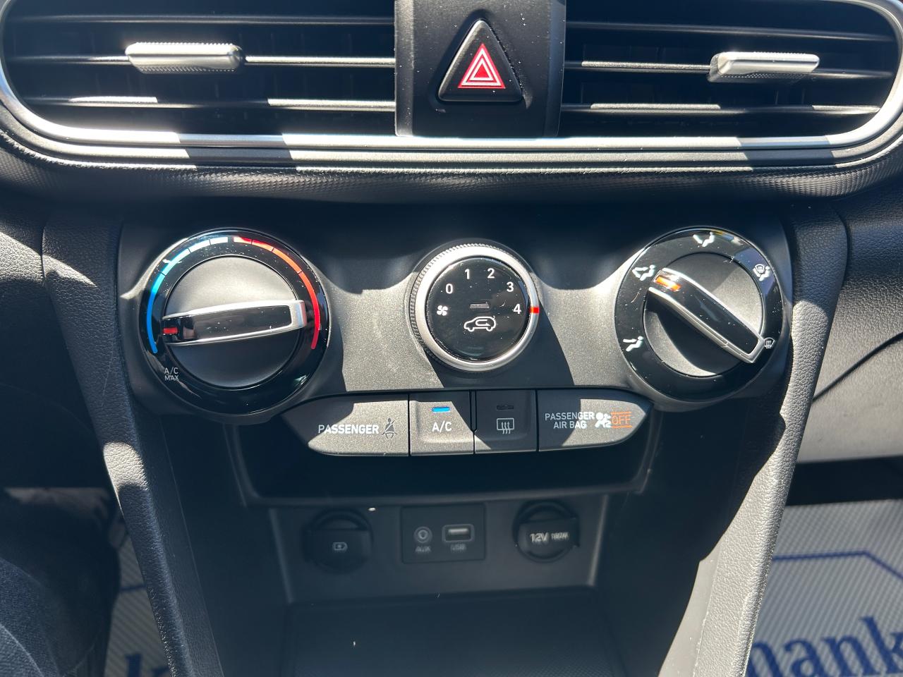 2019 Hyundai KONA 2.0L FWD w/Two-Tone Roof - Photo #16