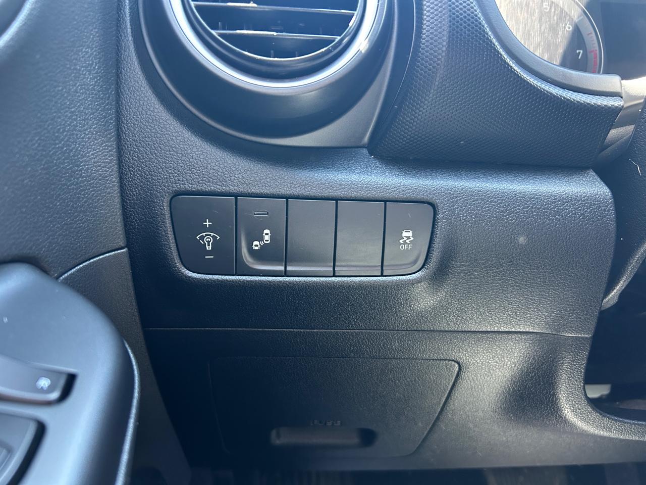 2019 Hyundai KONA 2.0L FWD w/Two-Tone Roof - Photo #10