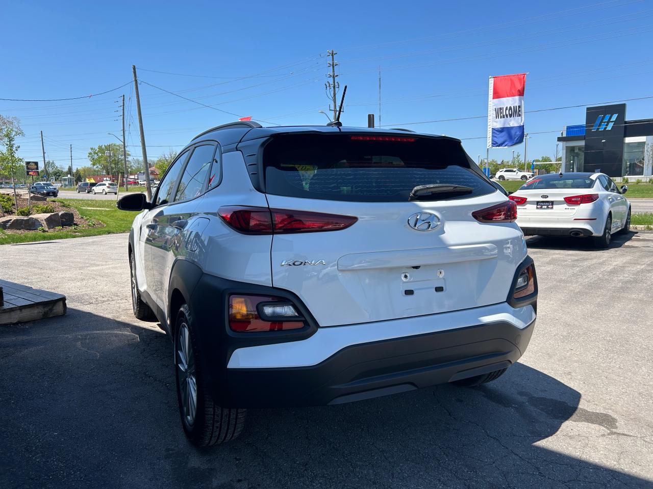 2019 Hyundai KONA 2.0L FWD w/Two-Tone Roof - Photo #3