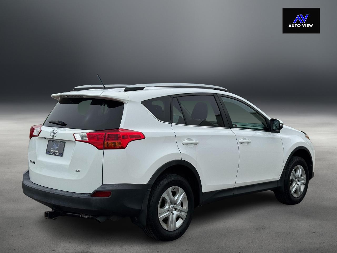 2015 Toyota RAV4 LE **MICHELIN DEFENDER TIRES**SUPER CLEAN** Photo4