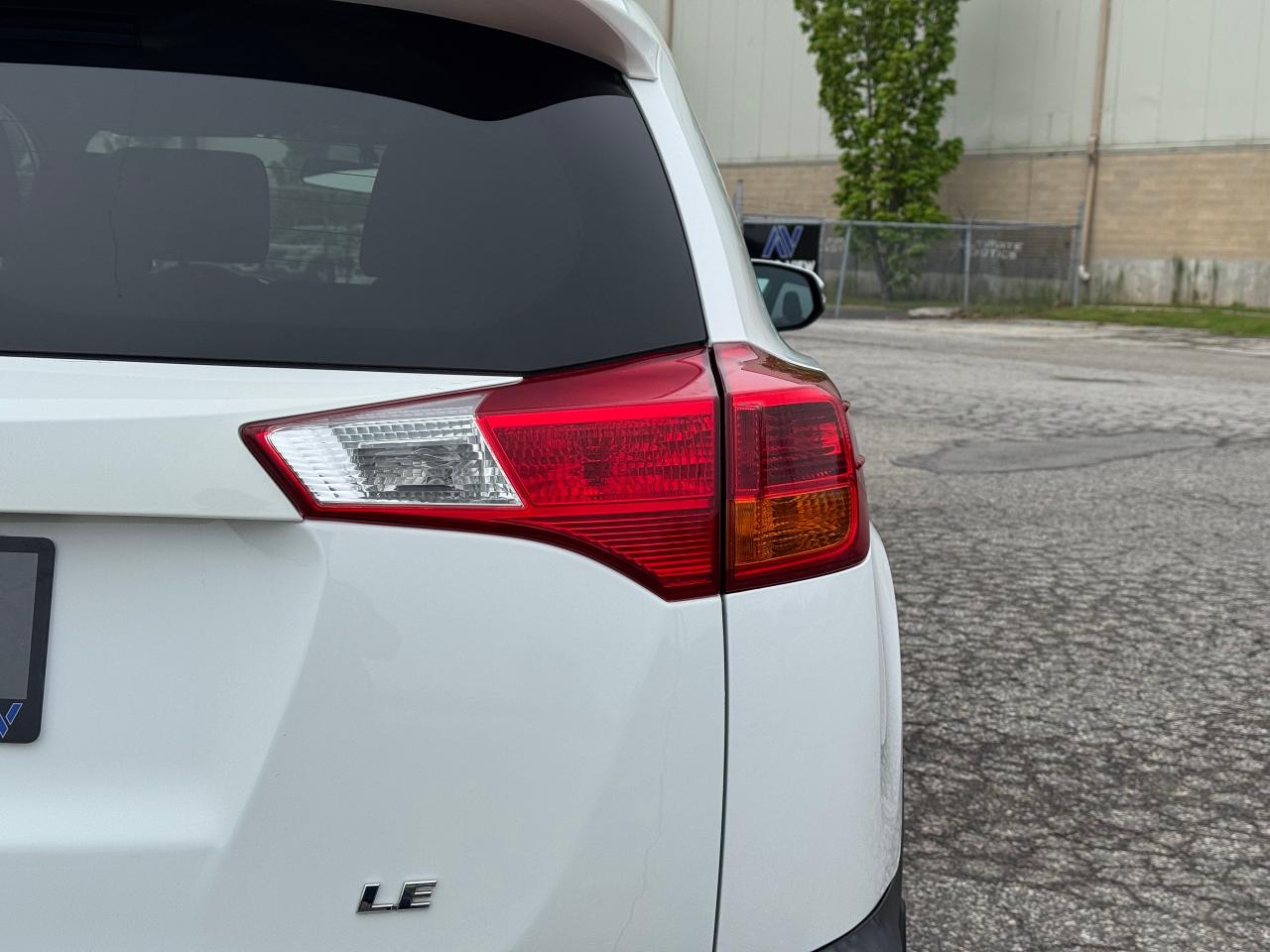 2015 Toyota RAV4 LE **MICHELIN DEFENDER TIRES**SUPER CLEAN** - Photo #15