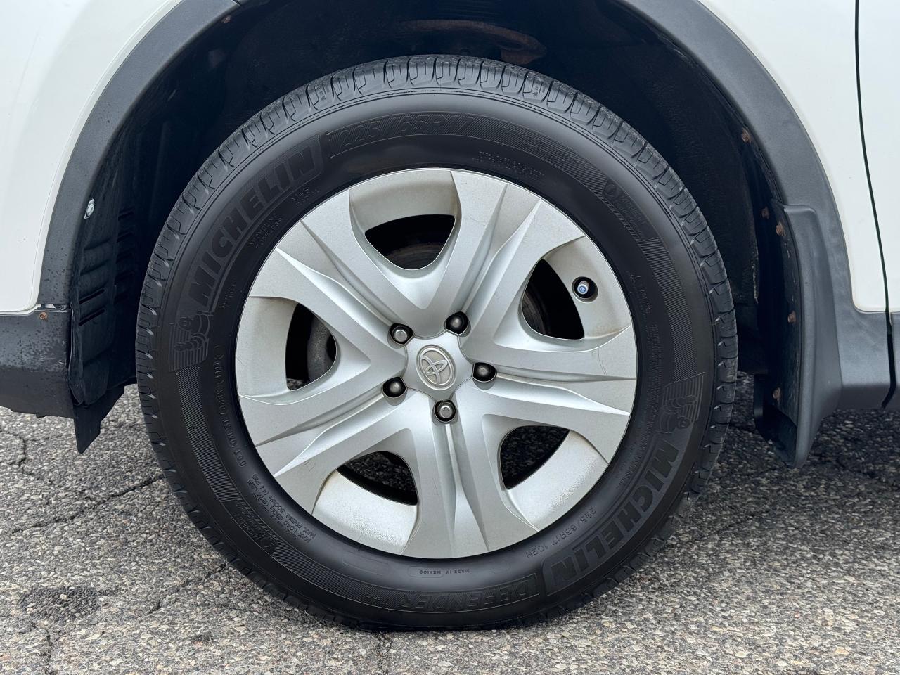 2015 Toyota RAV4 LE **MICHELIN DEFENDER TIRES**SUPER CLEAN** - Photo #17